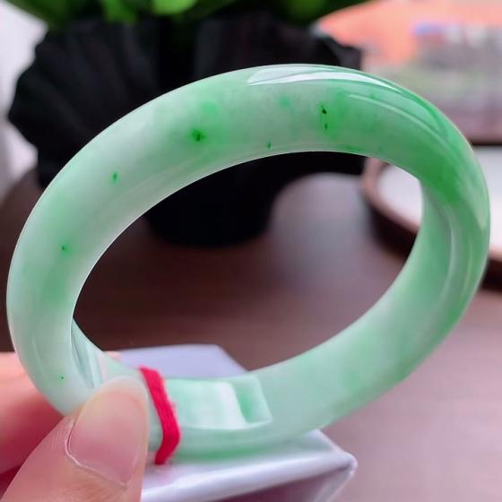 天然翡翠飘绿正装手镯